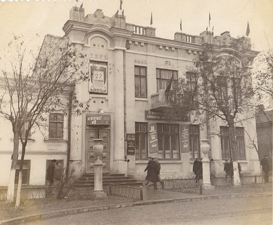  Дом работников просвещения во время выборов (ул. 25 Октября). До 1962 года   3 тья школа